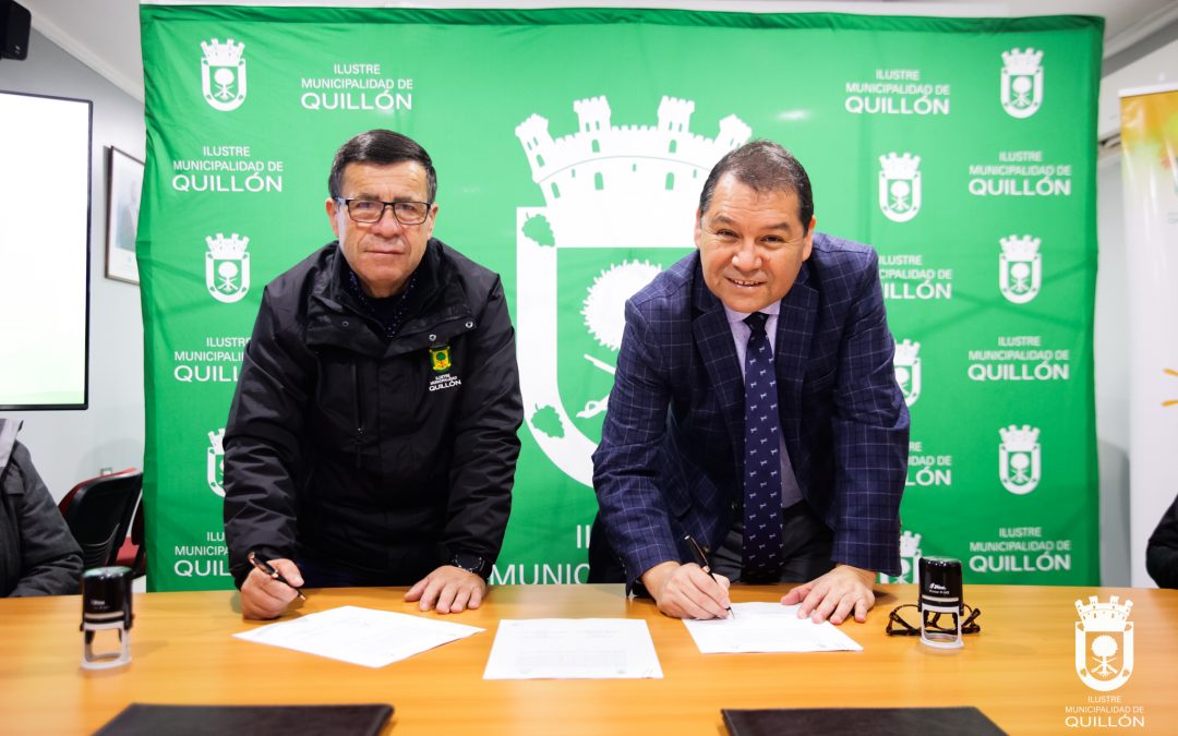 Firma de convenio entre la Municipalidad de Quillón y UNACH